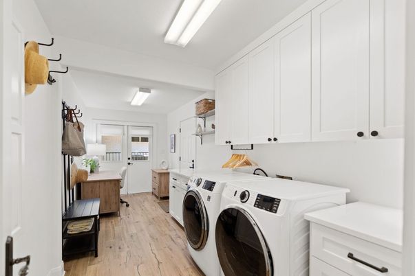 Interior, Washer, Wood Texture Flooring