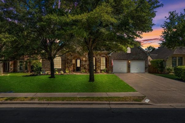 Attached, Exterior, Facade, Ranch
