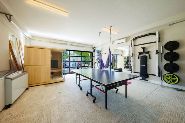Game Room, Interior