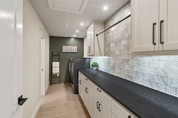 Interior, Recessed Lighting, Washer, Wood Texture Flooring