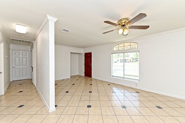 Empty room, Interior