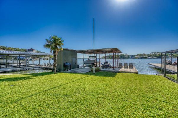 Exterior, Lake