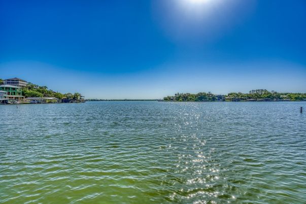 Exterior, Lake