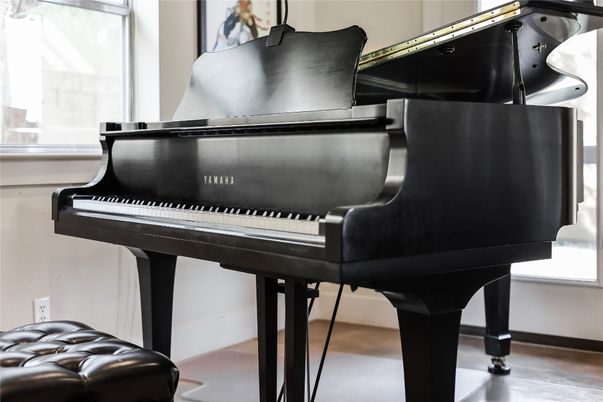 Interior, Piano
