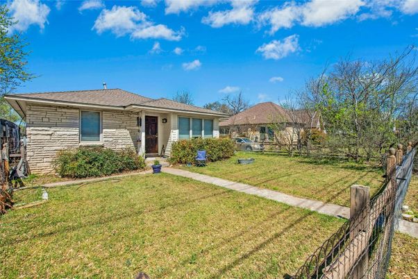 Backyard, Exterior, Facade, Ranch