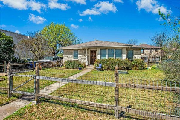 Backyard, Exterior, Facade, Brick Facade, Ranch
