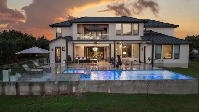 Exterior, Facade, Pool, Modern