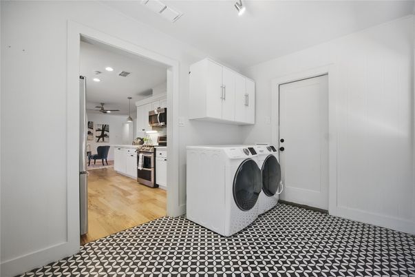 Interior, Pendant Lights, Recessed Lighting, Washer, Wood Texture Flooring