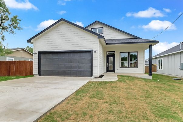 Attached, Exterior, Facade, Farmhouse