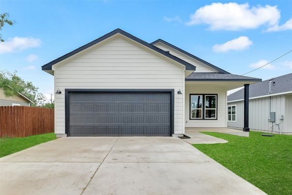 Attached, Exterior, Facade, American Craftsman