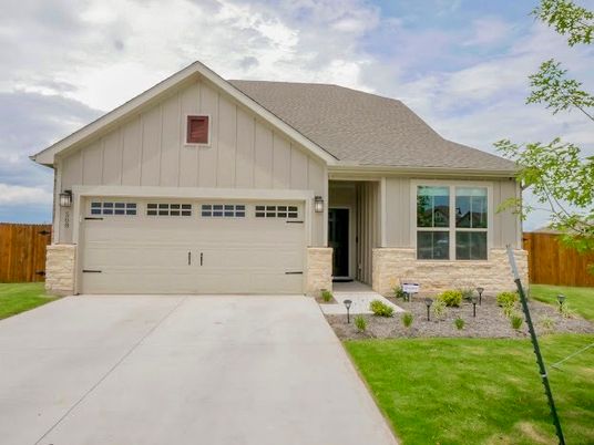 Attached, Exterior, Facade, Ranch