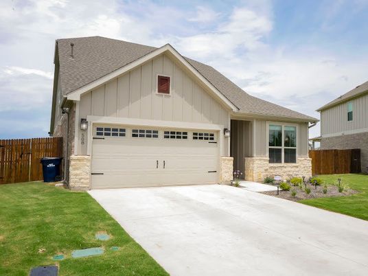 Attached, Exterior, Facade, Farmhouse