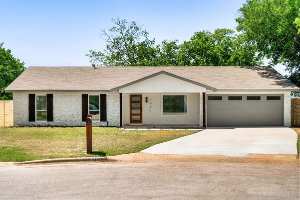 Attached, Exterior, Facade, Ranch