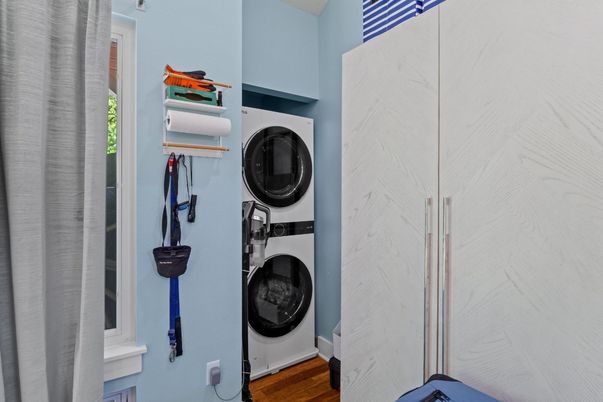 Interior, Utility Closets, Washer, Wood Texture Flooring