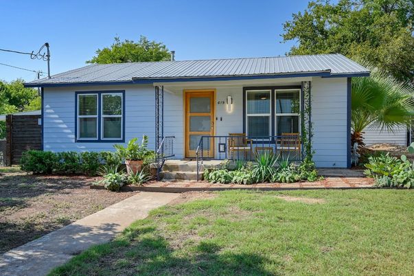 Exterior, Facade, Ranch