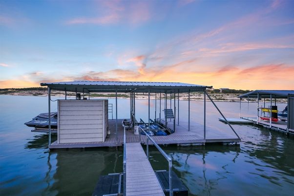 Exterior, Lake
