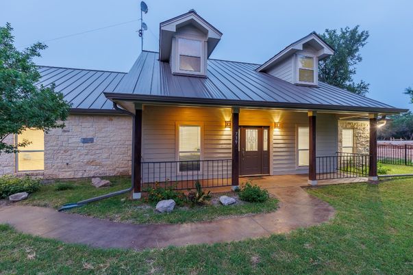 Exterior, Facade, Ranch