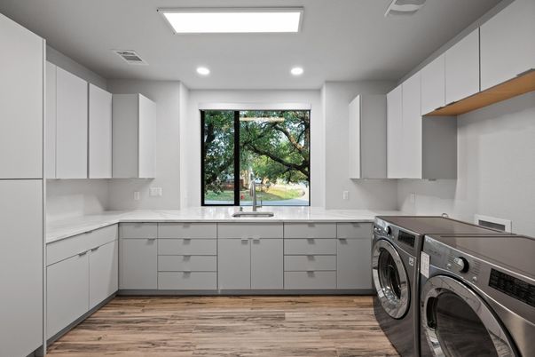 Interior, Recessed Lighting, Washer, Wood Texture Flooring