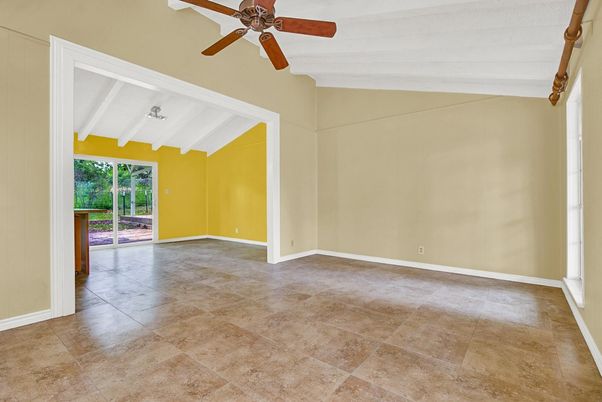 Empty room, Interior