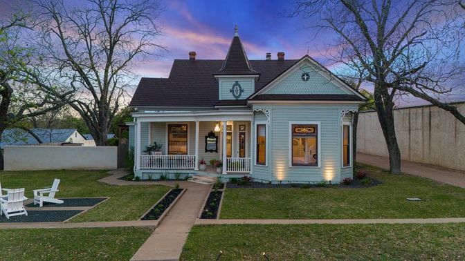 Backyard, Exterior, Facade, Queen Anne Victorian