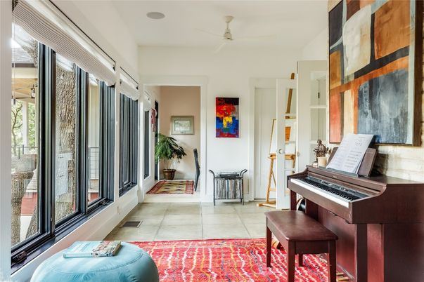 Interior, Piano