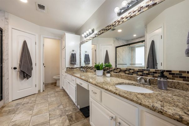 Bathroom, Dual Sink Vanities, Interior, Recessed Lighting