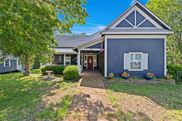 Exterior, Facade, American Craftsman