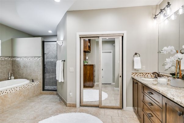 Bathroom, Dual Sink Vanities, Interior, Recessed Lighting