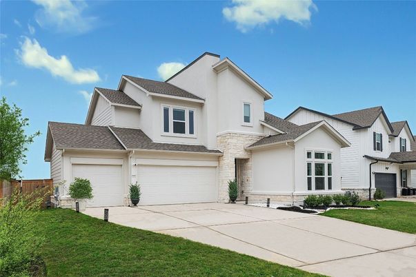 Attached, Exterior, Facade, Farmhouse