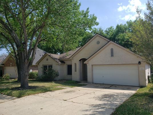 Attached, Exterior, Facade, Ranch