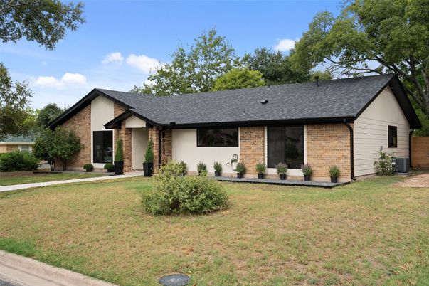 Exterior, Facade, Brick Facade, Ranch