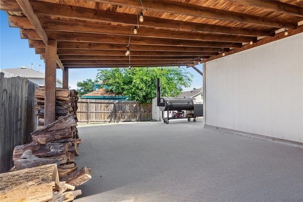 Exterior, Wooden Beams