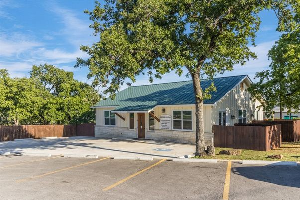 Exterior, Facade, Ranch