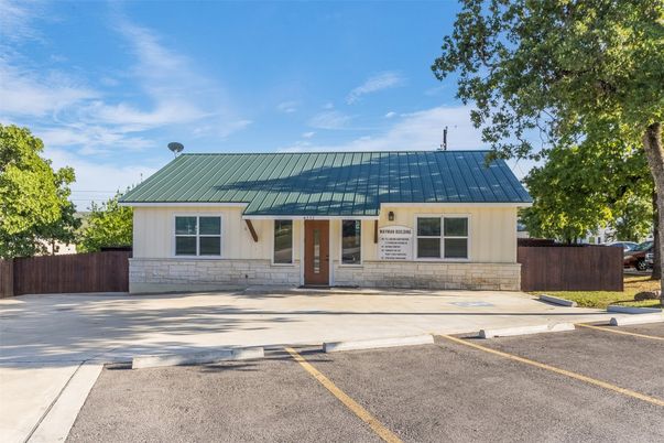 Exterior, Facade, Ranch