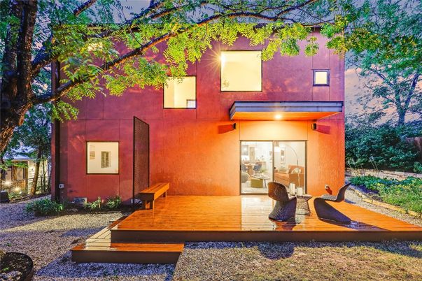 Exterior, Facade, Modern