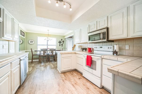 Chandelier, Dining room, Interior, Kitchen, Pendant Lights, Tile Countertops, Wood Texture Flooring