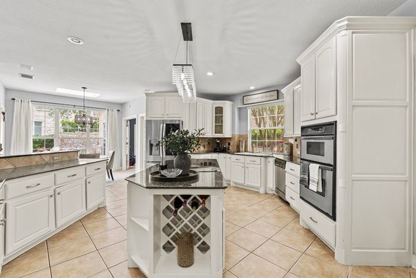 Chandelier, Dining room, Interior, Kitchen, Pendant Lights, Recessed Lighting, Stainless Steel Appliances