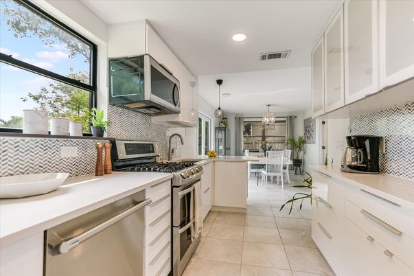 Chandelier, Dining room, Interior, Kitchen, Pendant Lights, Recessed Lighting, Stainless Steel Appliances