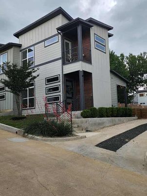 Exterior, Facade, Modern