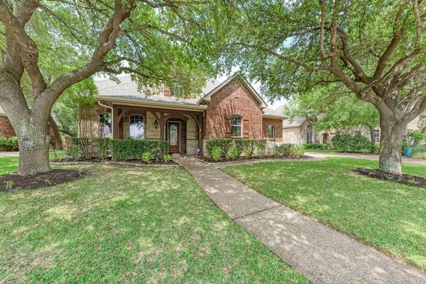 Backyard, Exterior, Facade, Brick Facade, Ranch