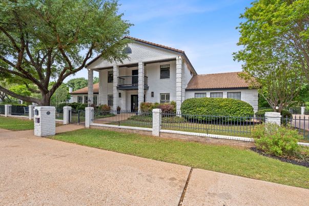 Backyard, Exterior, Facade, Split Level