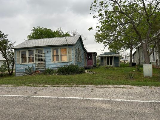 Backyard, Exterior, Facade, Ranch