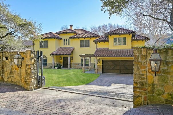 Attached, Exterior, Facade, Mediterranean