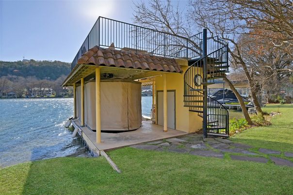 Exterior, Lake