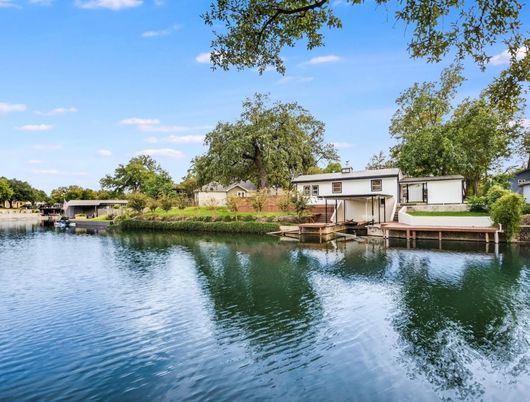 Exterior, Lake
