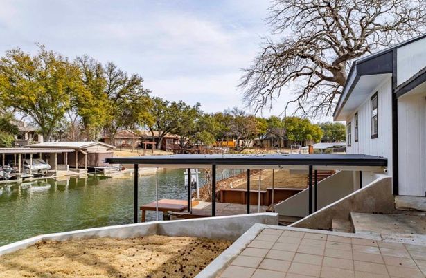 Exterior, Lake