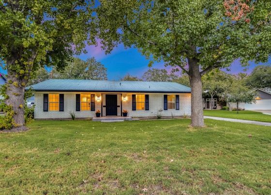 Backyard, Exterior, Facade, Ranch