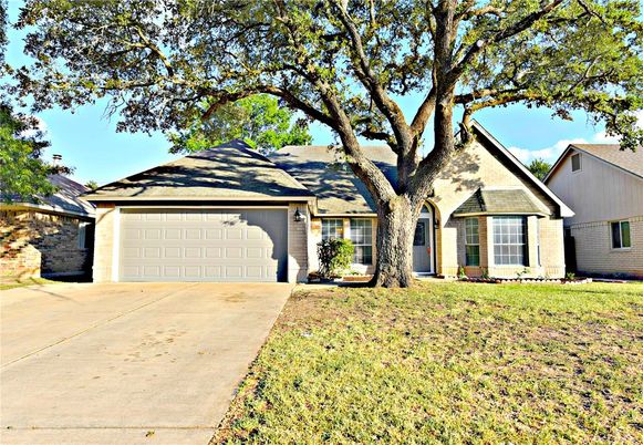 Attached, Exterior, Facade, Ranch