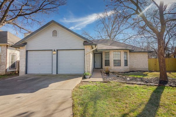 Attached, Exterior, Facade, Ranch