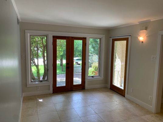 Empty room, Interior